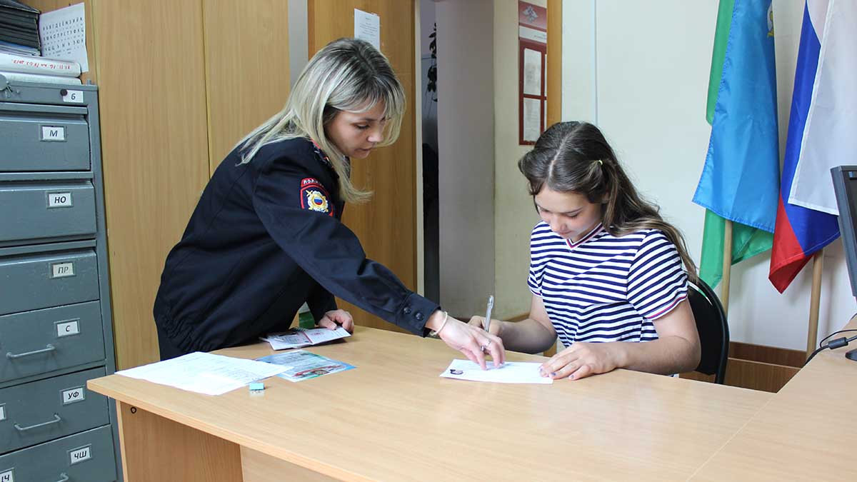 отделения мигрантов. миграционная служба табличка. отделение по вопросам миграции. сотрудник отдела по вопросам миграции. отделение полиции вопросам миграции.