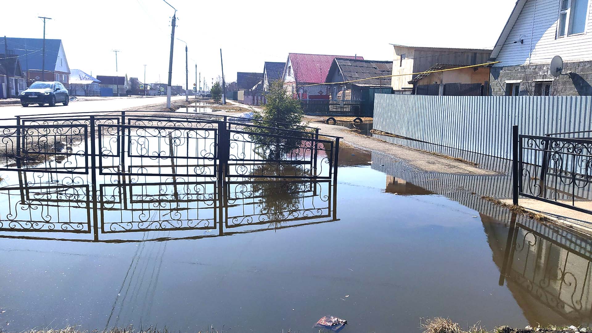 Забор держит воду