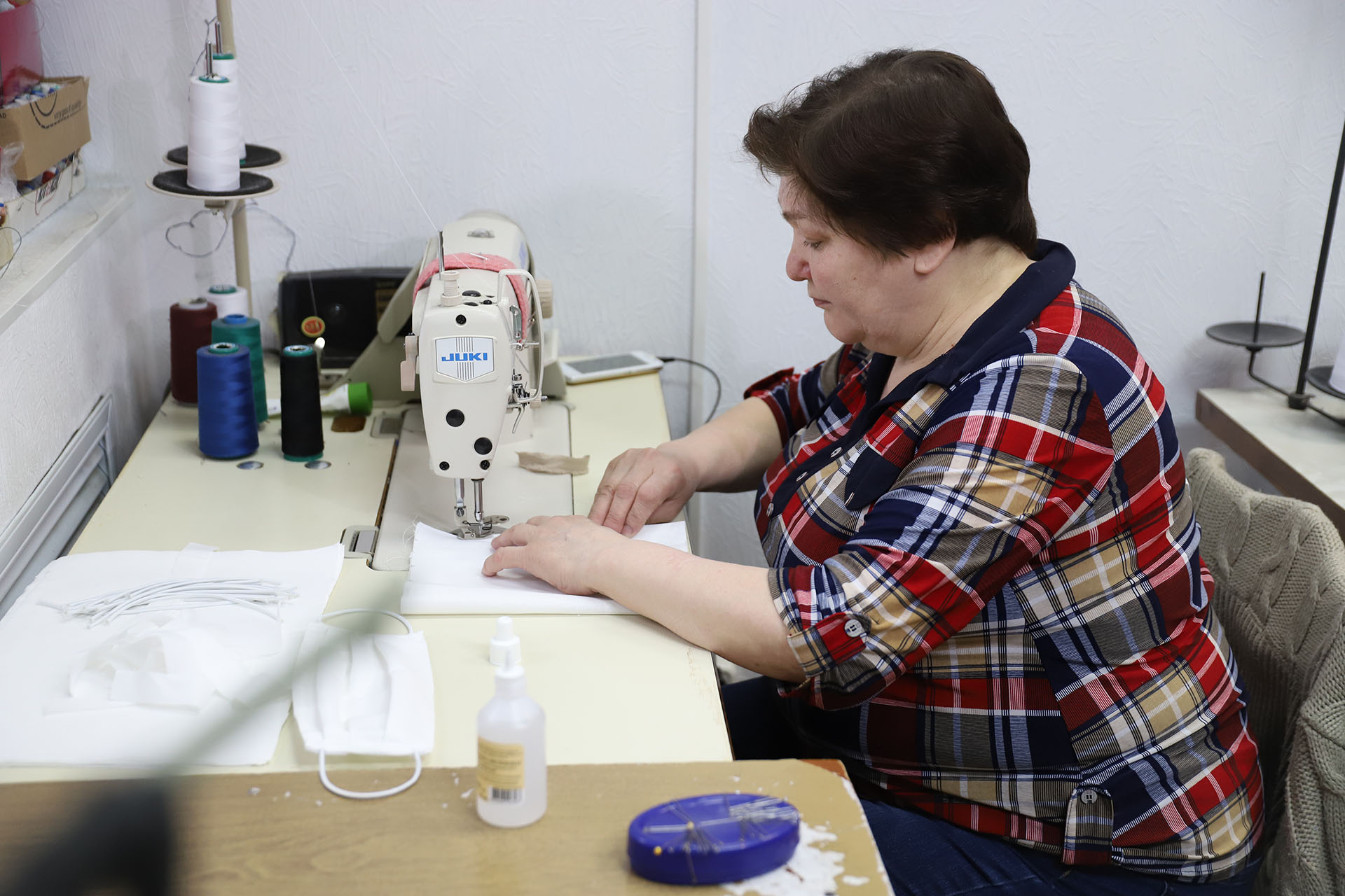 В ателье посёлка начали выпуск защитных масок | 03.04.2020 | Голышманово -  БезФормата