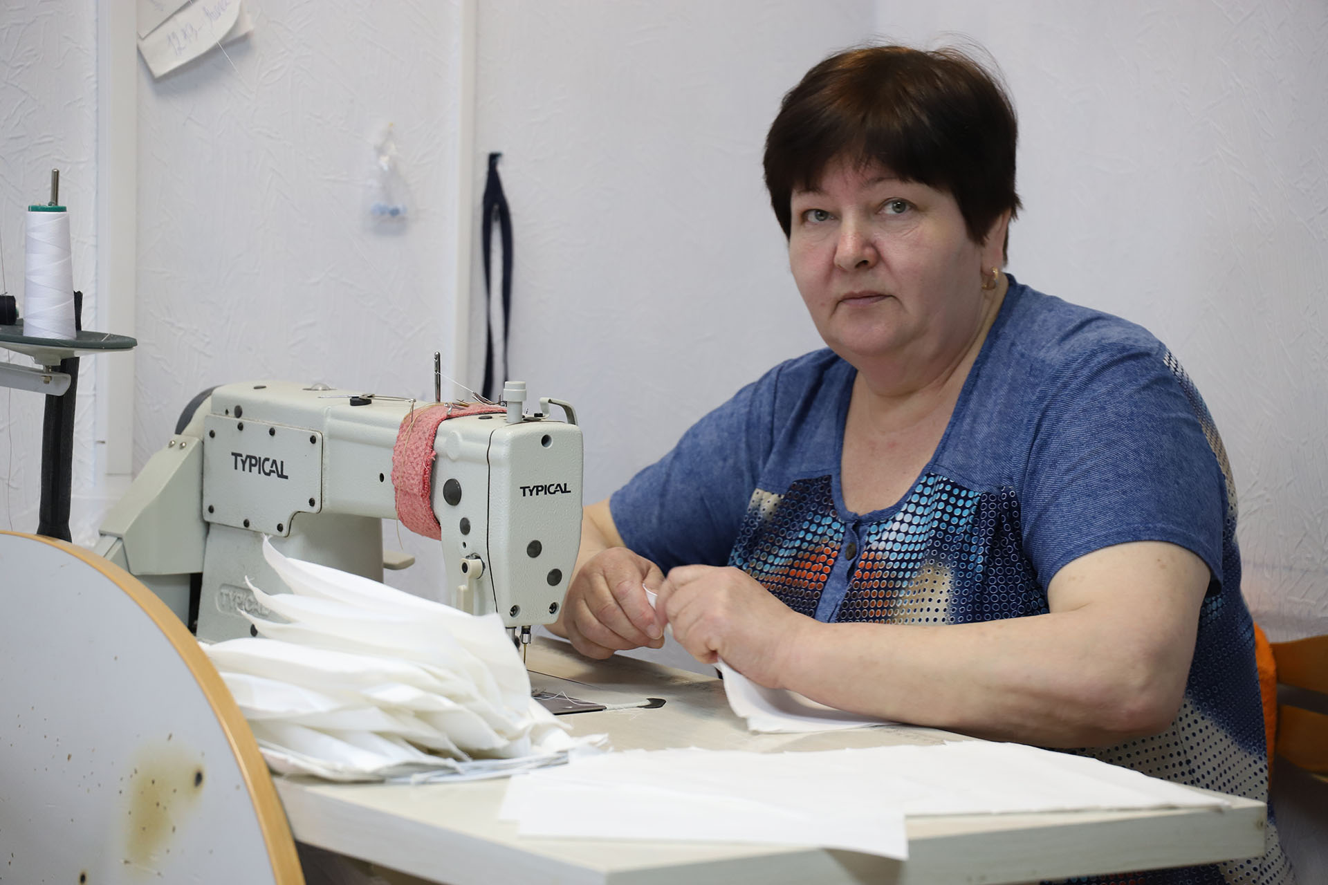 В ателье посёлка начали выпуск защитных масок | 03.04.2020 | Голышманово -  БезФормата