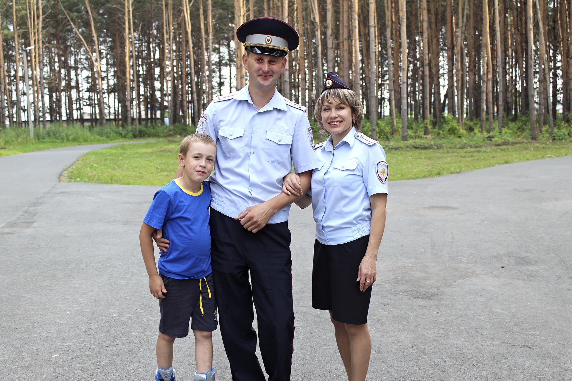 Полиция родителей. Полиция семья. Семья милиционера. Фотосессия семьи полицейских. Родители полицейские.