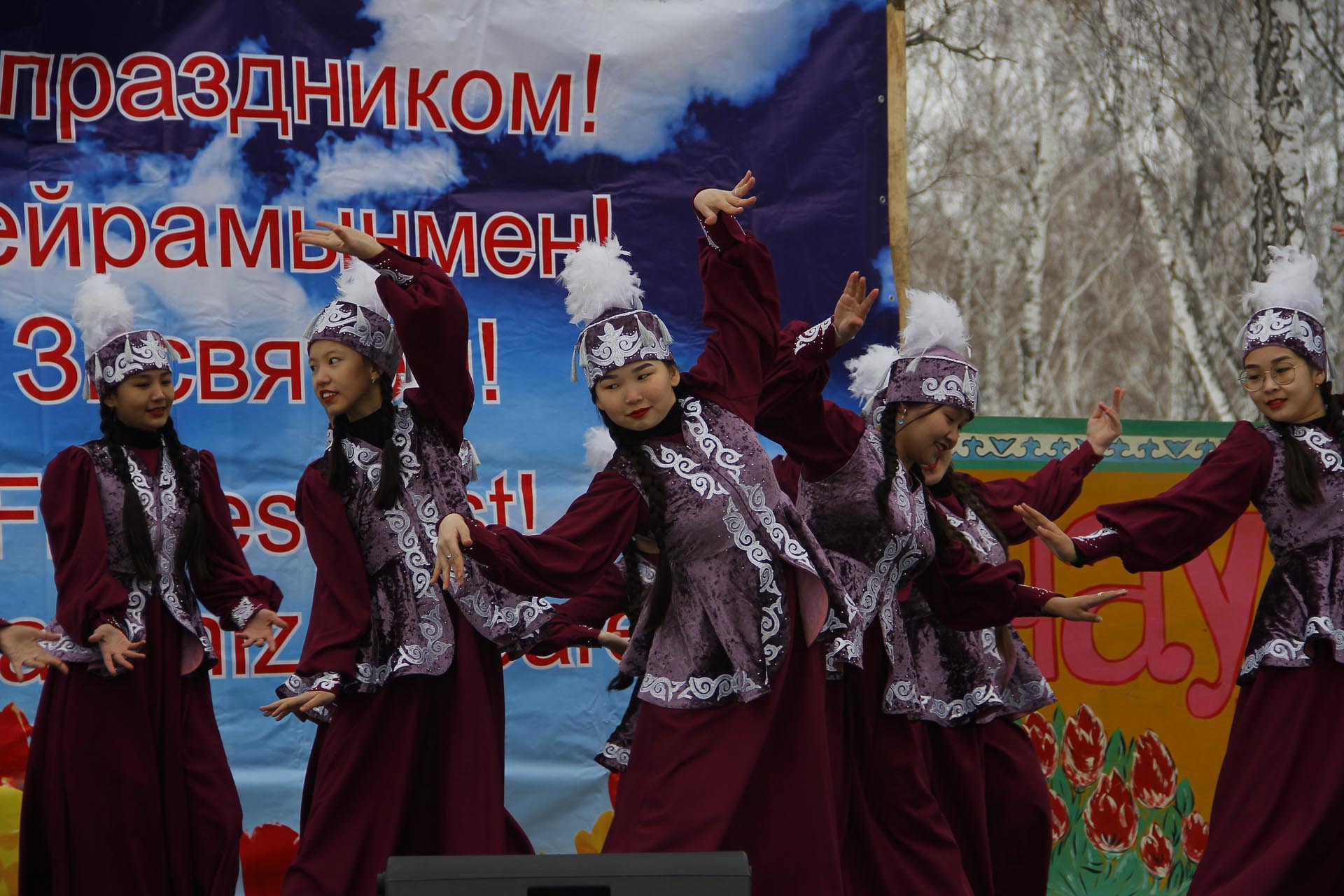 Праздники сегодня в казахстане. Национальные праздники казахов. Национальный праздник казахов в России. Народные гулянья казахи. Курсайт казахский праздник.