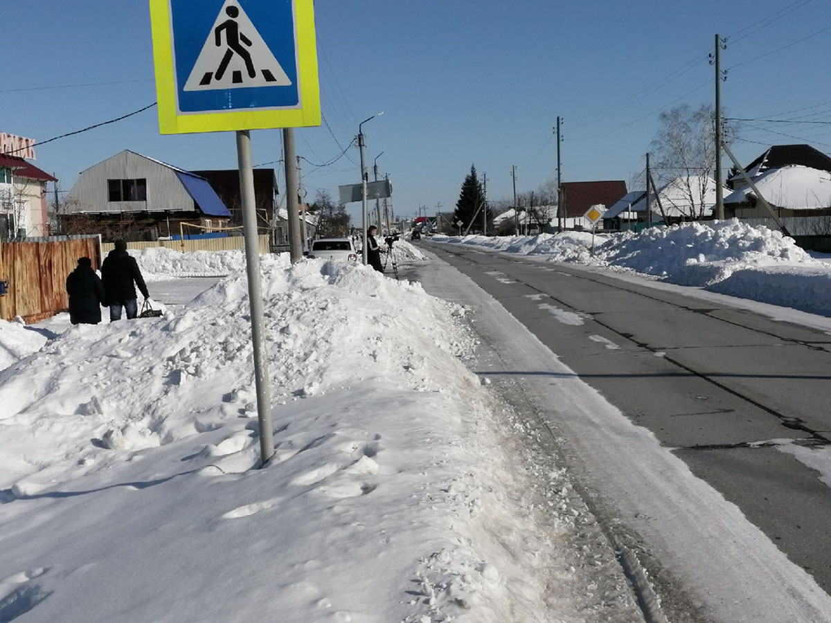 Ермак» завалил снегом кювет, расположенный через дорогу | 01.04.2021 |  Голышманово - БезФормата