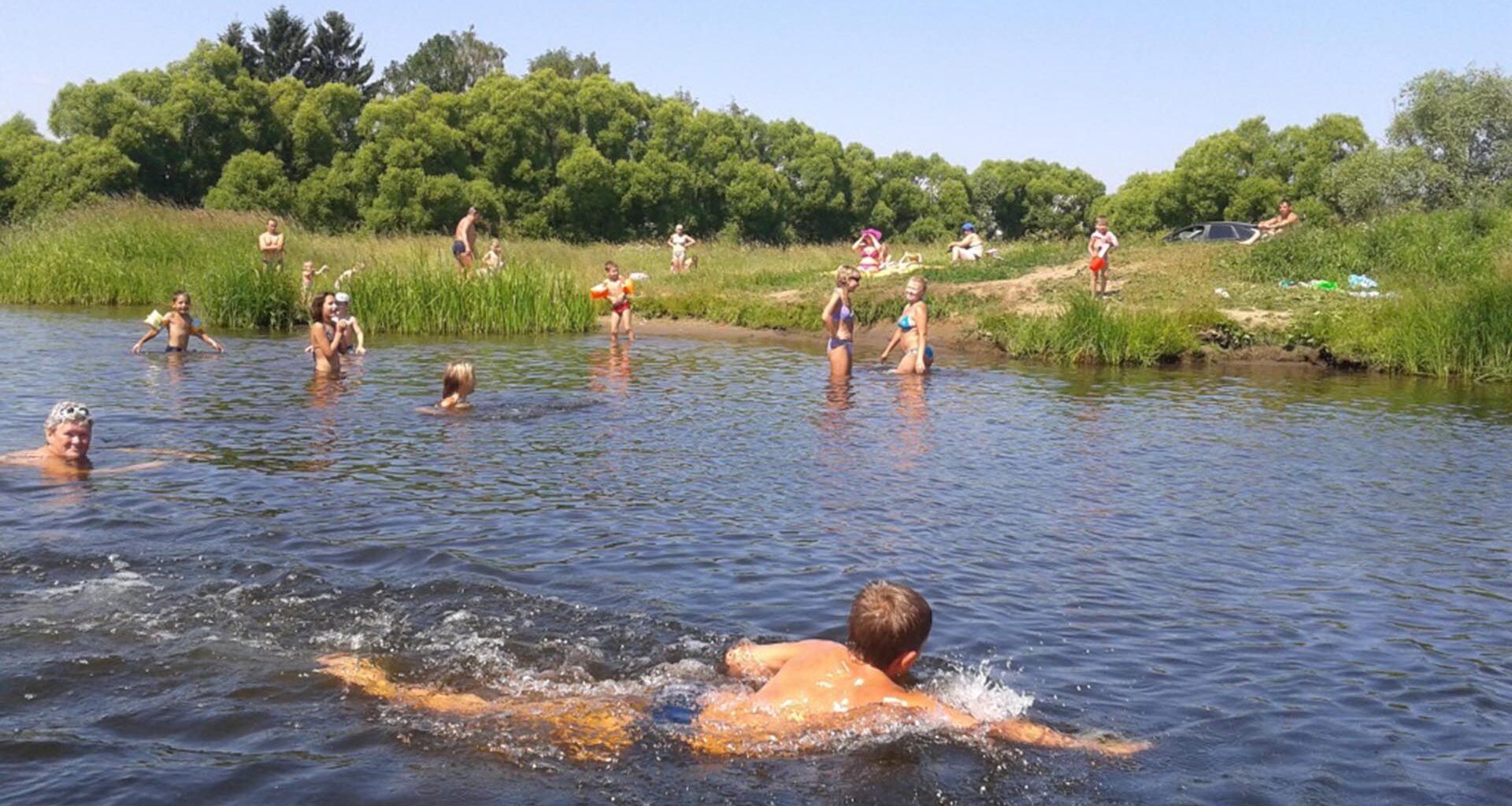 Август можно ли купаться. Купание в водоемах. Купание на речке. Лето речка пляж. Купаемся на речке.