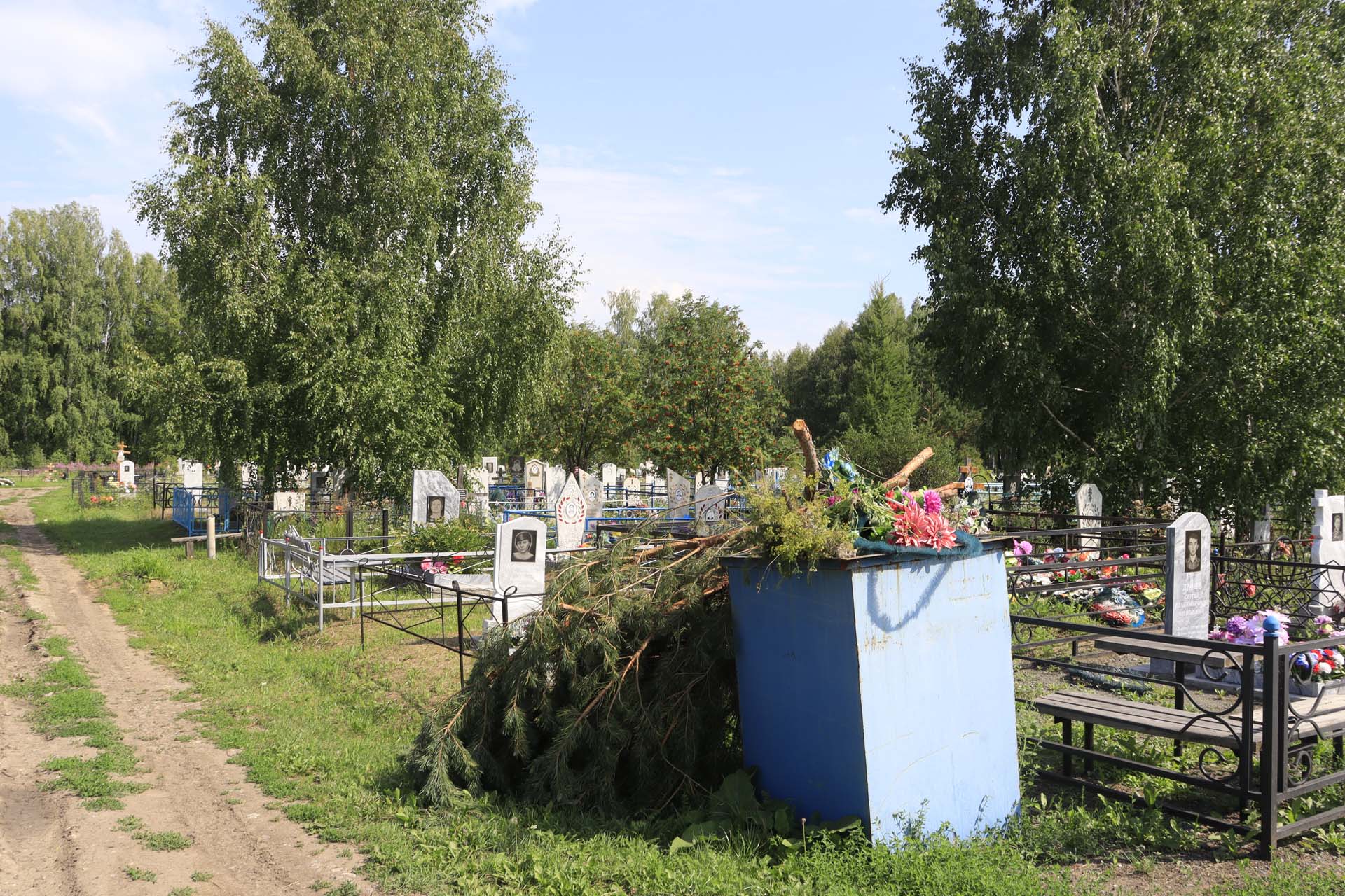 Комфортная среда должна быть и на кладбище | 24.08.2021 | Голышманово -  БезФормата