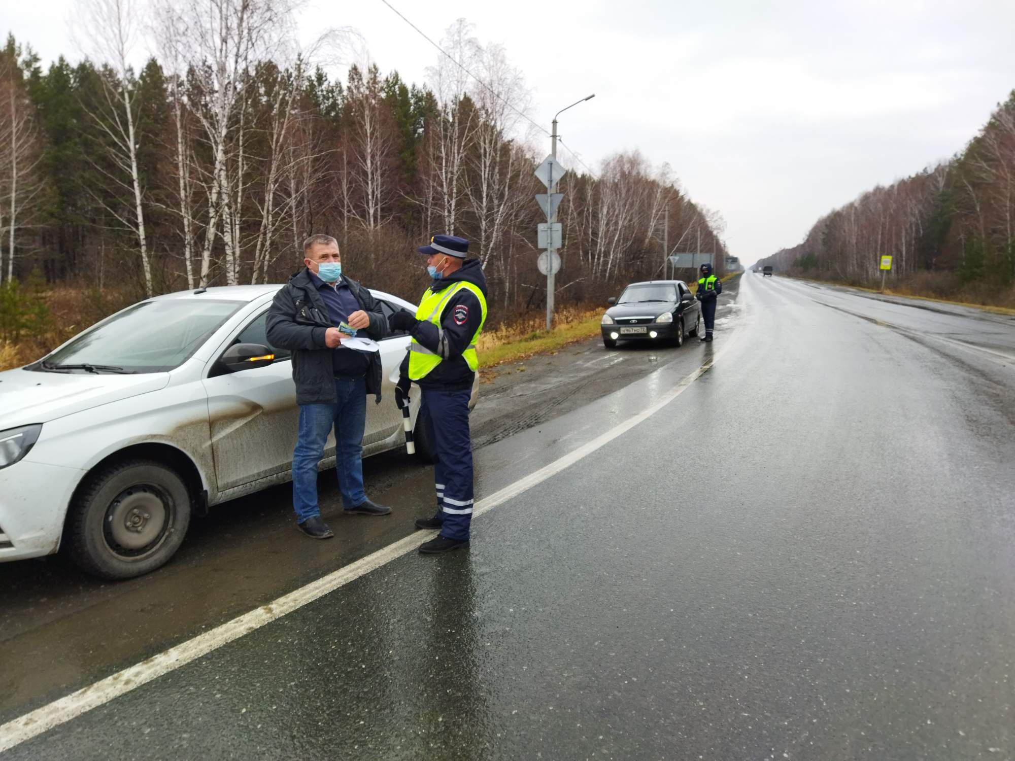 Автоинспекторы и медики призвали водителей на федеральной трассе к  безопасности на дорогах | 29.10.2021 | Голышманово - БезФормата